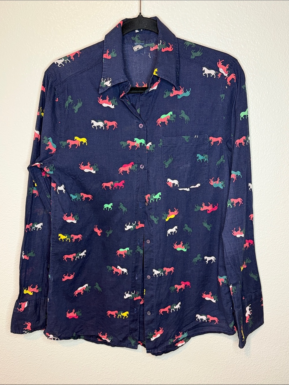 Women’s Farm Rio Navy Horse Print Button-Up Shirt size medium (bin13)